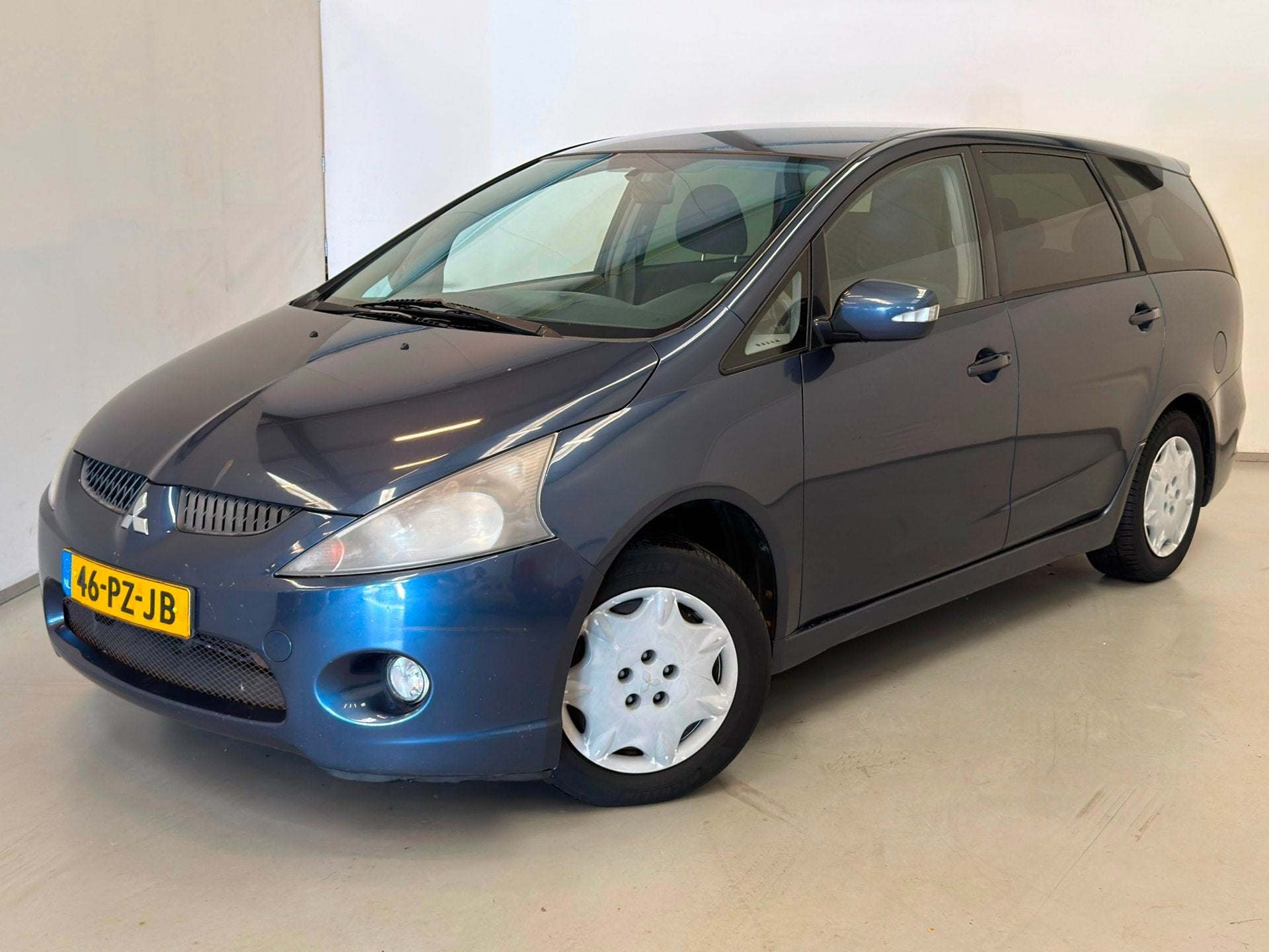 Mitsubishi Grandis 2.4-16V Invite / 7-pers / NL-auto / Trekh, Auto's, Mitsubishi, Voorwielaandrijving, Stof, Gebruikt, Zwart