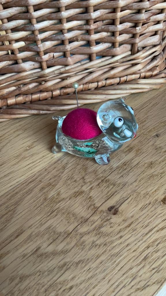 Glazen hondje speldenkussentje, Huis en Inrichting, Verzenden, Zo goed als nieuw, Rond, Glas