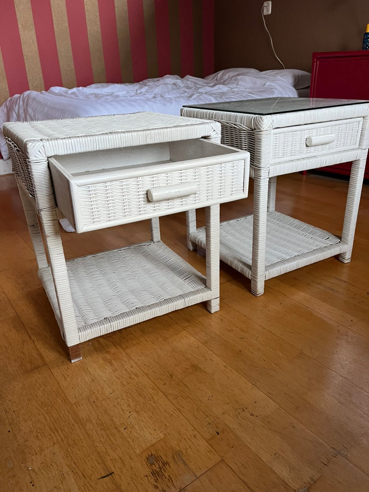 2 witte rotan nachtkastjes met lade, Ophalen, Overige materialen, Gebruikt, 55 tot 70 cm