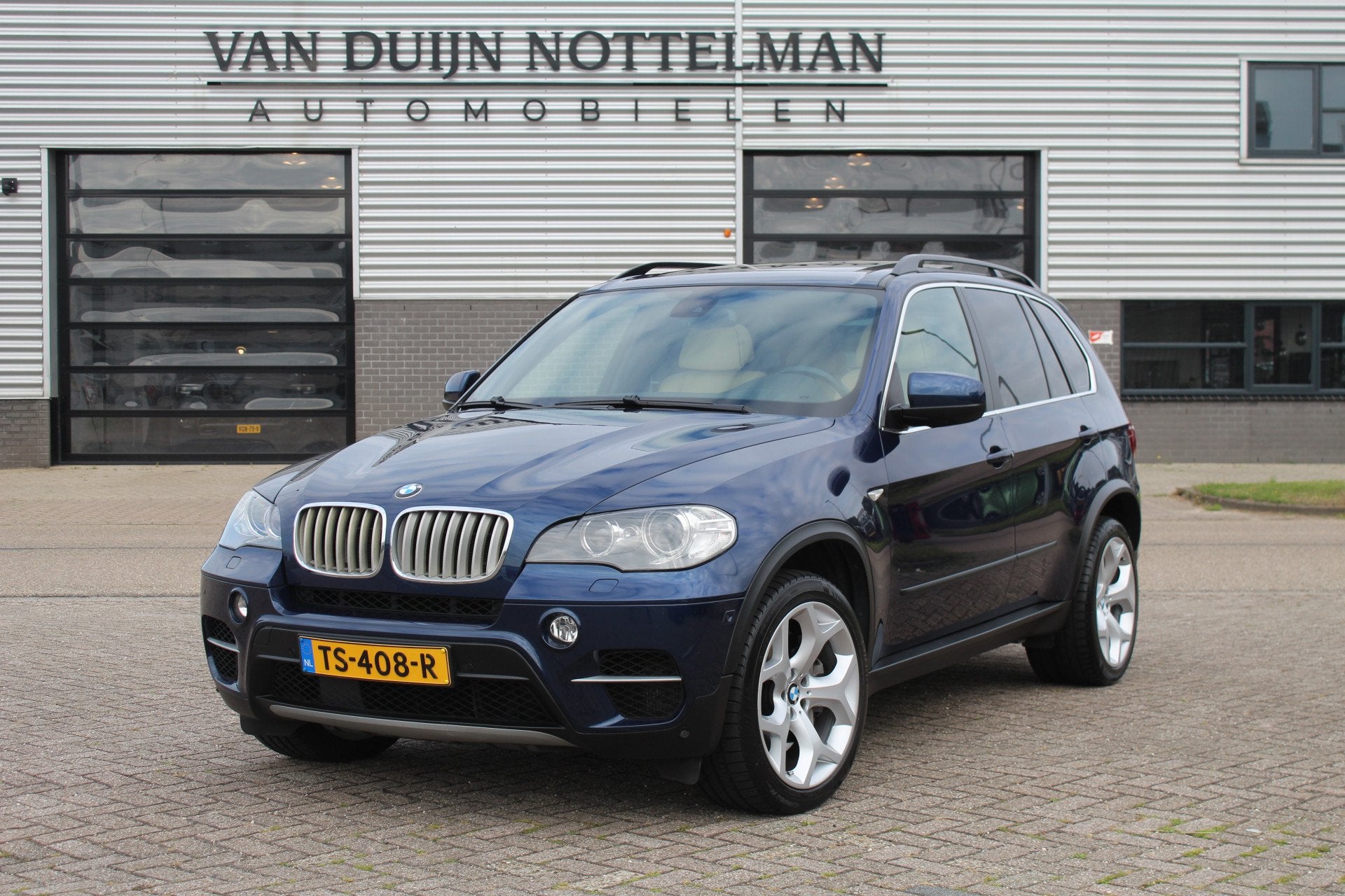 BMW X5 xDrive50i High Executive / ACC / Panoramadak / Softcl, Auto's, BMW, Euro 5, Stof, Met garantie (alle), Origineel Nederlands
