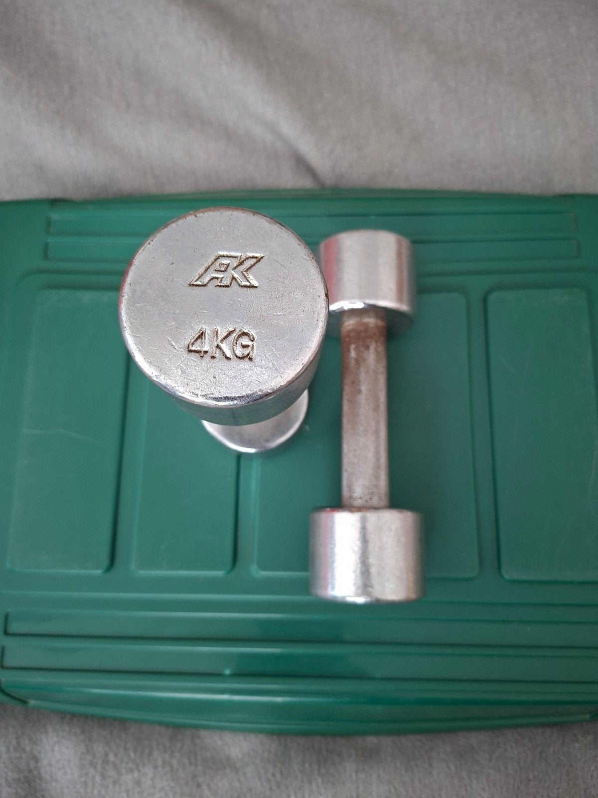 AK Dumbbells 4KG - Set van 2, Sport en Fitness, Fitnessmaterialen, Ophalen, Gebruikt, Benen, Dumbbell