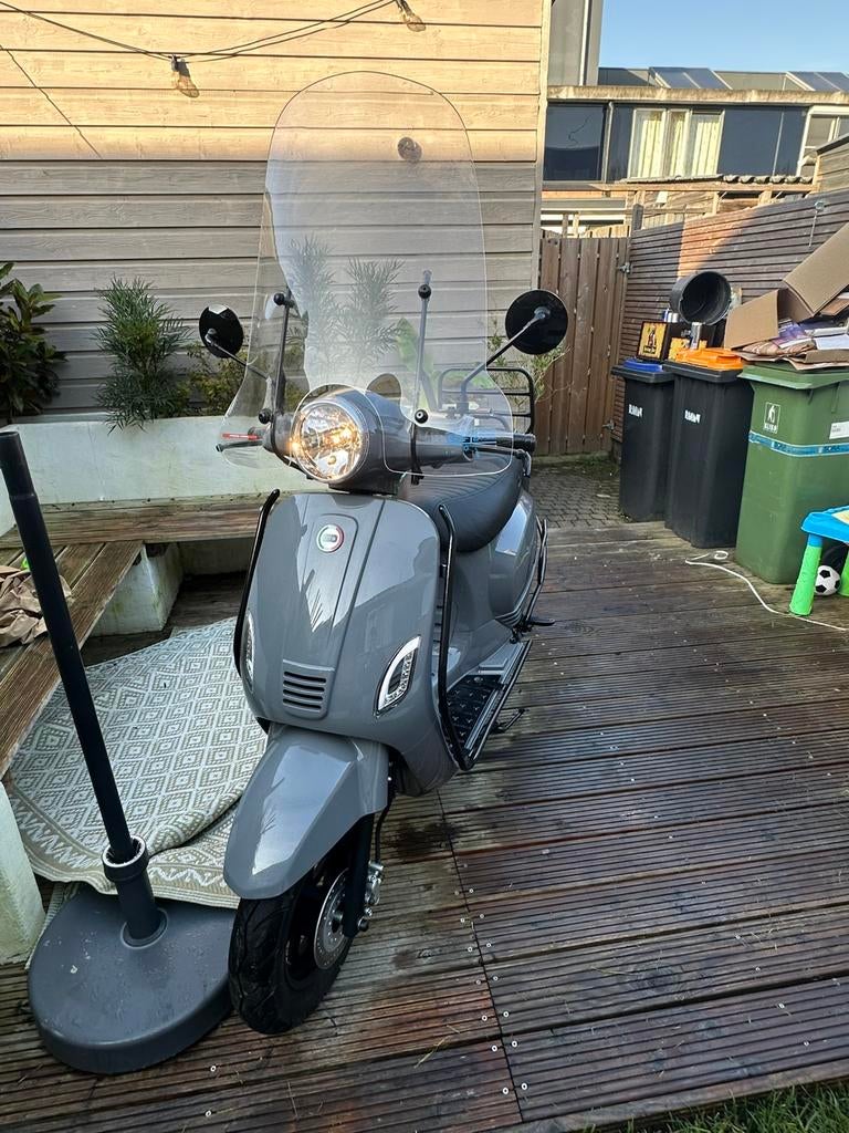 Scooter | Nardo Gray | 350 km | Zo goed als nieuw, Fietsen en Brommers, Snorfietsen en Snorscooters, Zo goed als nieuw, Overige merken