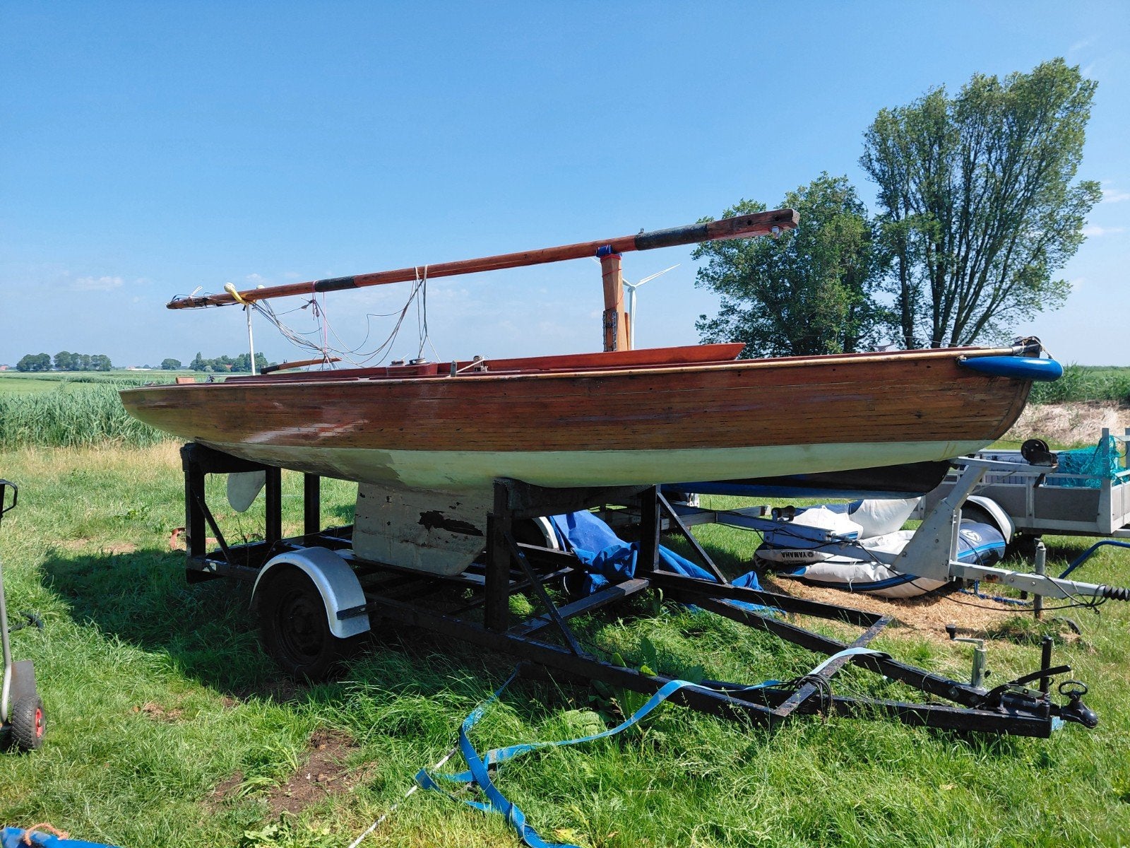 houten zeilboot 16m2 + trailer. Opknapper, Watersport en Boten, Ophalen, Gebruikt, Benzine