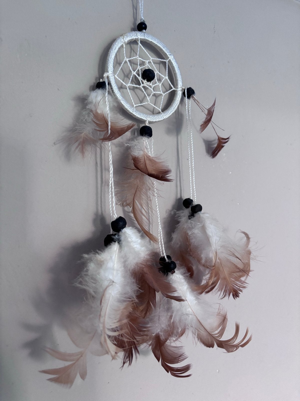 Kleine witte dromenvanger met bruine en witte veertjes, Boho, Ophalen of Verzenden, Zo goed als nieuw, Natuurlijk materiaal