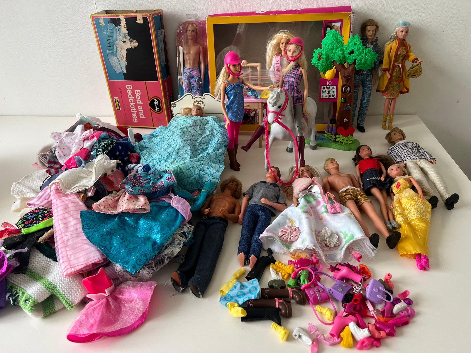 17 barbies met heel veel kleding, schoenen,paard,, Ophalen of Verzenden, Zo goed als nieuw, Barbie