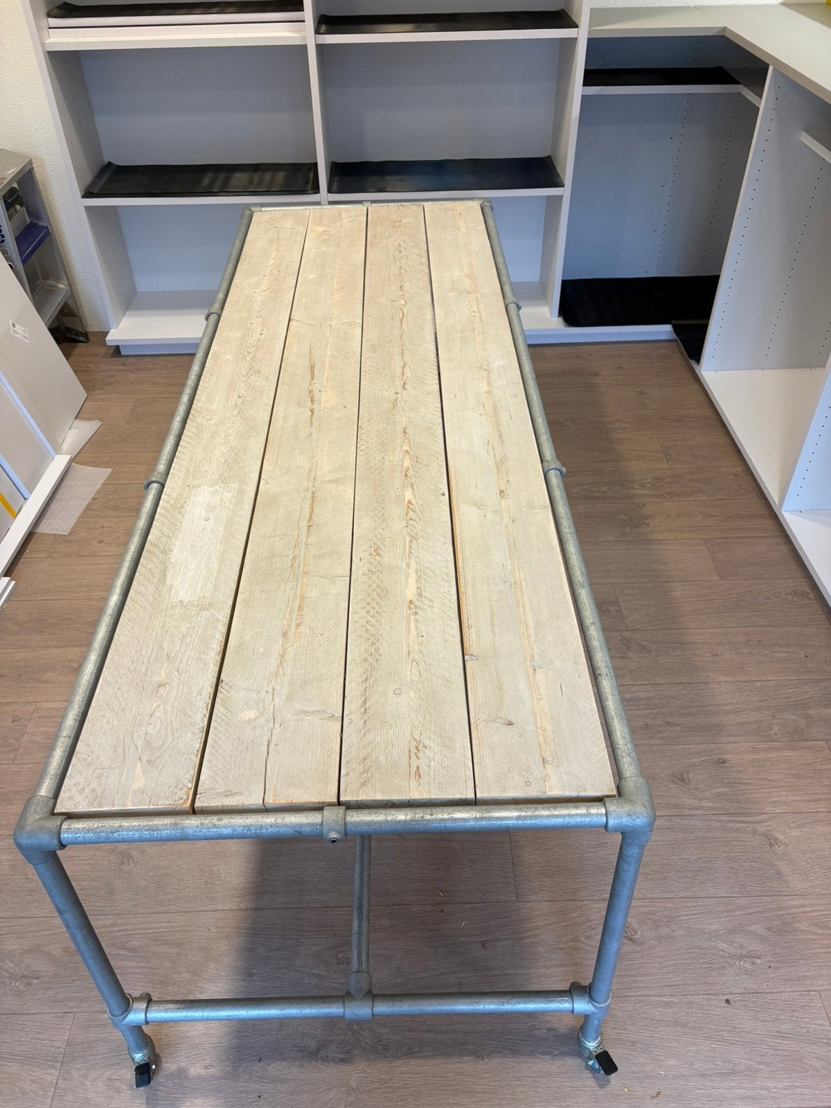 Steigerhouten tafel van 2.50 x 1.90cm. Met wielen met remmen, Ophalen, Gebruikt, 200 cm of meer, 50 tot 100 cm