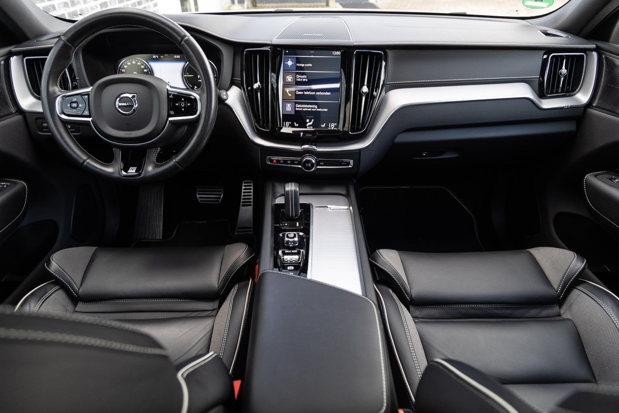 Volvo XC60 2.0 T8 Twin Engine AWD R-Design | Plug-in Hybrid, Gebruikt, Euro 6, 4 cilinders, 138 €/maand