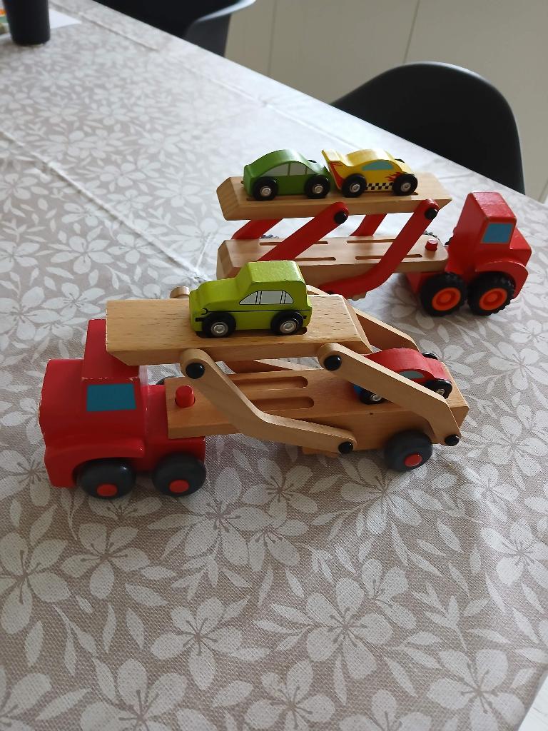 2 Vrachtwagens met oplegger voor auto’s hout, Ophalen, Gebruikt