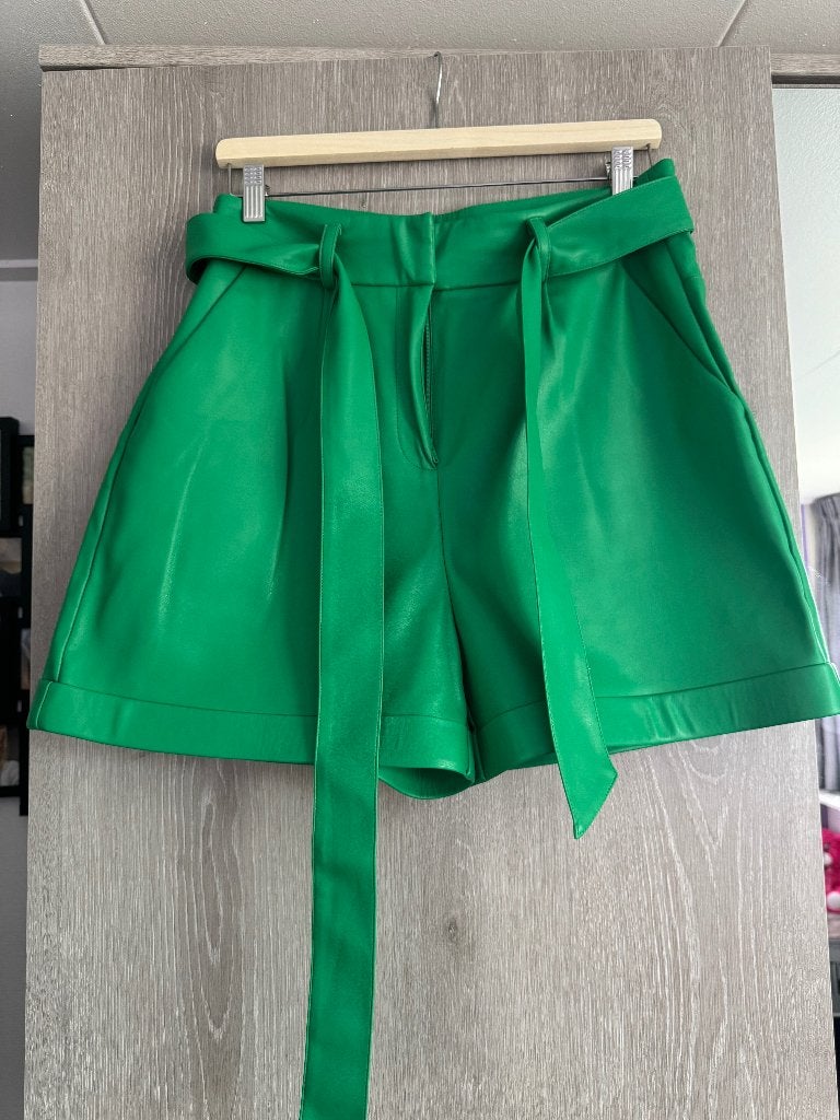 nieuw groen "kunstleren" broekje Costes, Kleding | Dames, Kort, Maat 42/44 (L), Nieuw, Ophalen of Verzenden