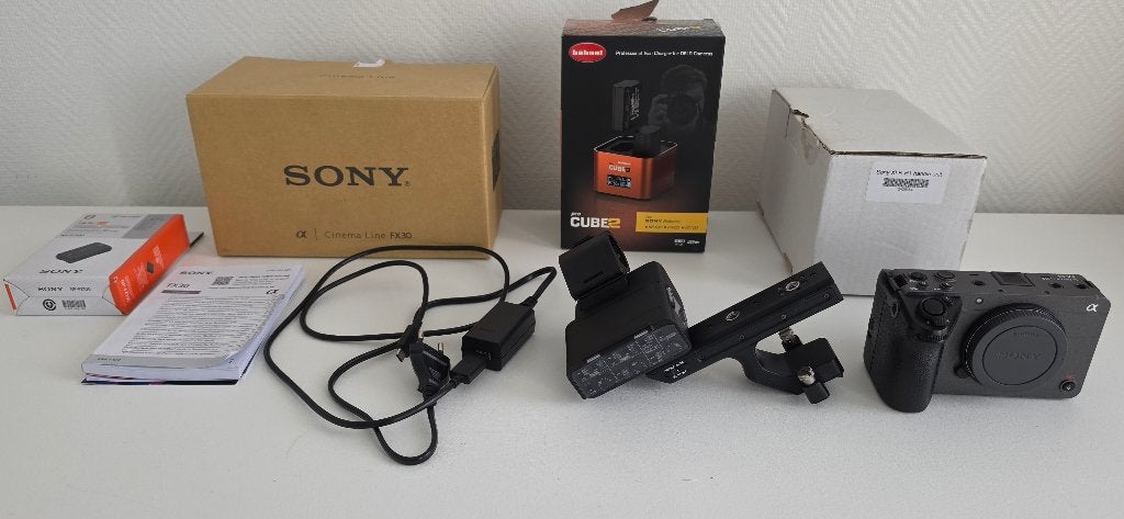 Foto 3 van Sony FX30 Cinema Line + XLR-H1 + Hähnel ProCube2 –Nieuwstaat