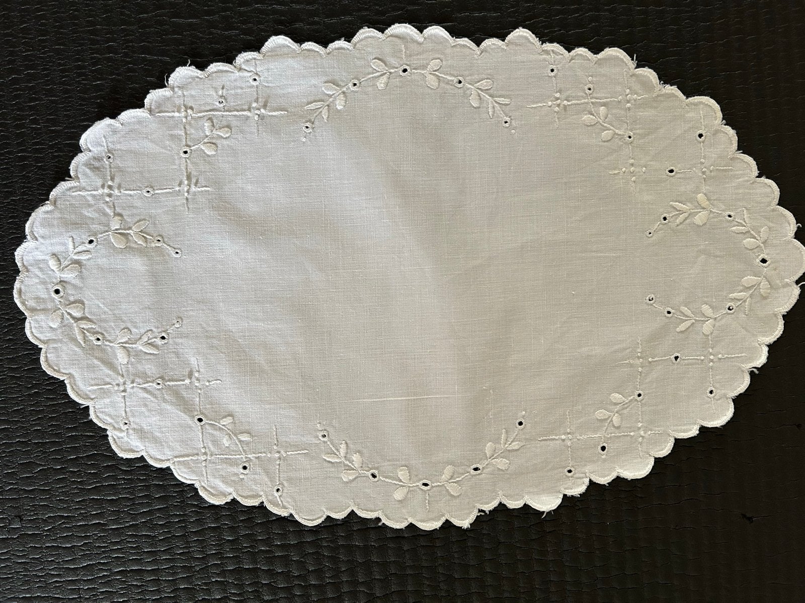 Brocant wit kleedje met borduursel, Ophalen of Verzenden