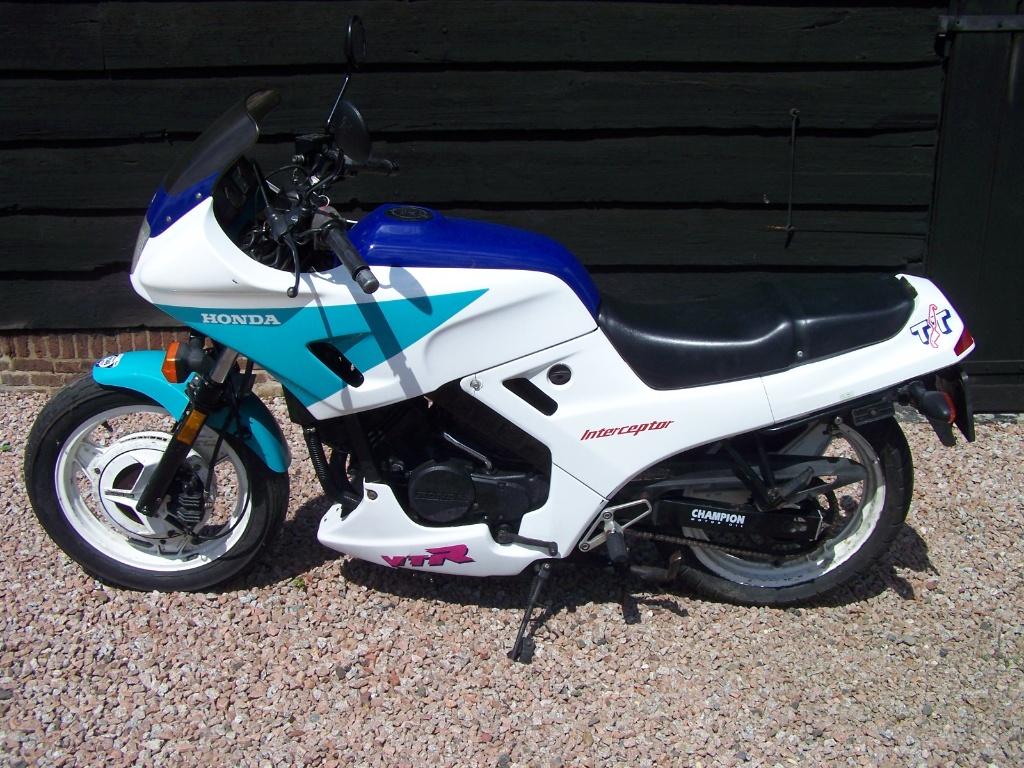 Honda VTR250 , Honda vtr 250 , vtr 250 interceptor, 250 cc, Handvatverwarming, 2 cilinders, Gebruikt