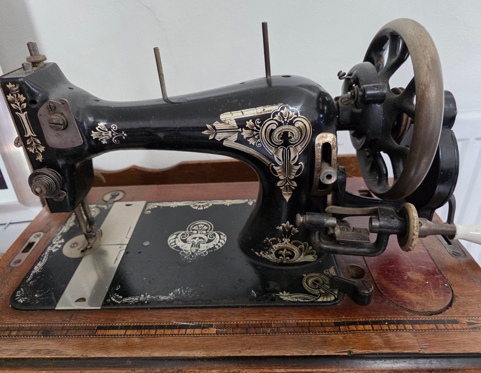 Antieke Handnaaimachine met Houten Kist en Accessoires, Ophalen