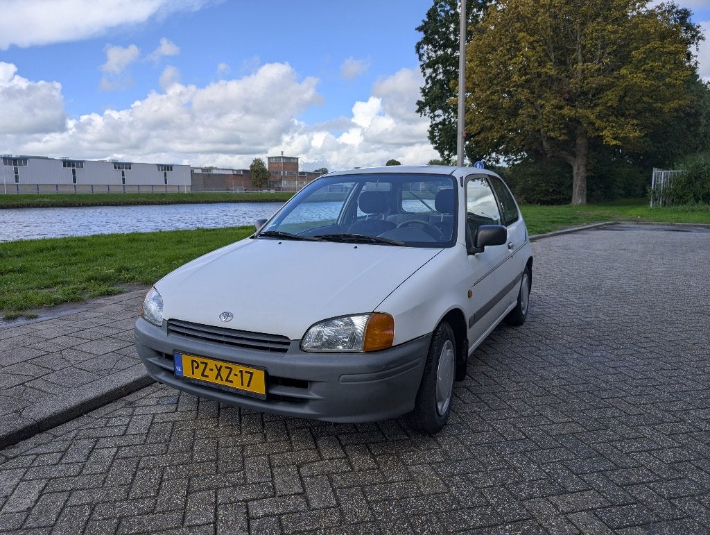 Toyota Starlet 1.3 16V 1997 Wit, Auto's, Stof, 4 cilinders, Starlet, Wit