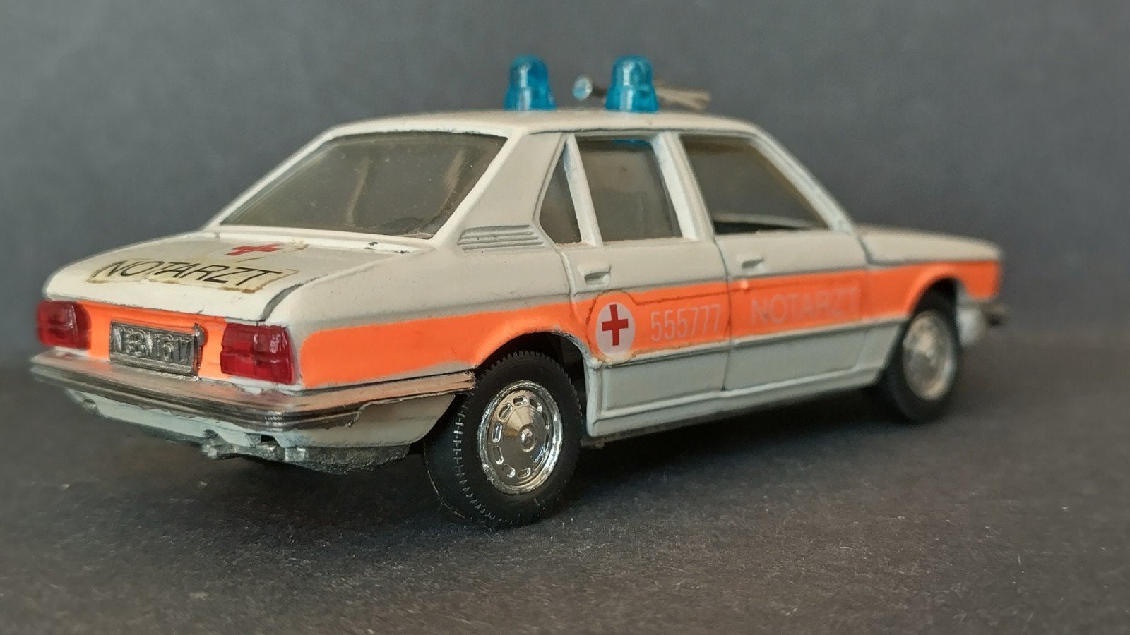 BMW 5 serie E12 Notarzt 1:43 Schuco Pol, Hobby en Vrije tijd, Modelauto's | 1:43, Auto, Verzenden, ., Zo goed als nieuw
