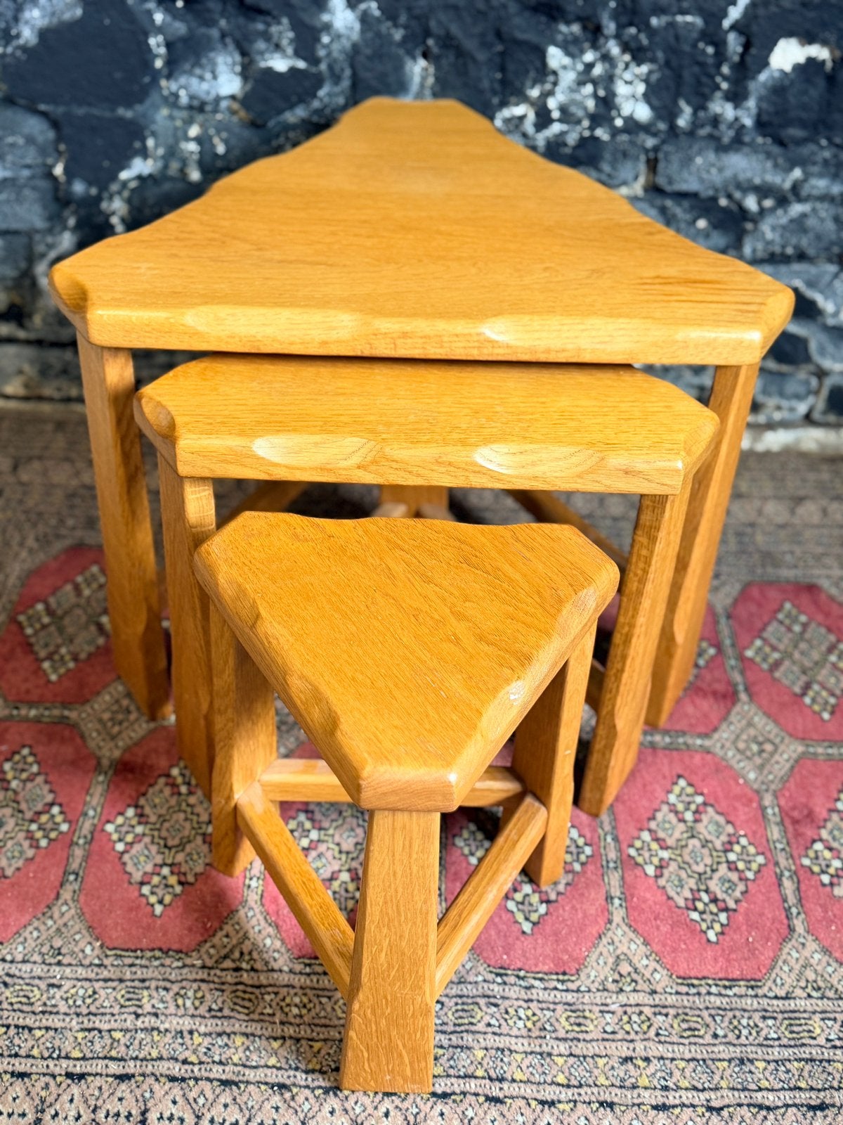 Vintage 70’s mimiset bijzettafels brutalist eiken driehoekig, Ophalen, Gebruikt, Overige vormen, Vintage jaren 70 brutalist