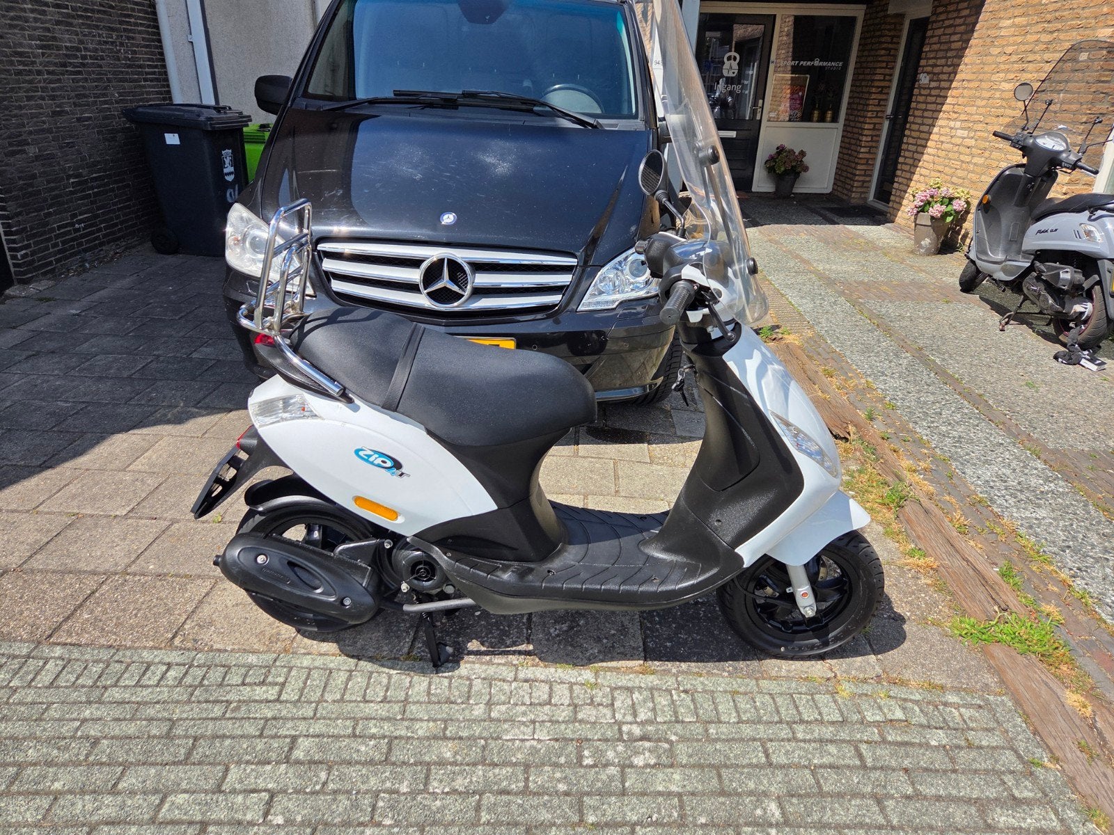 Piaggio zip 25km 2v NIEUWSTAAT, Fietsen en Brommers, Scooters | Piaggio, Zip, Ophalen of Verzenden, Zo goed als nieuw, Benzine