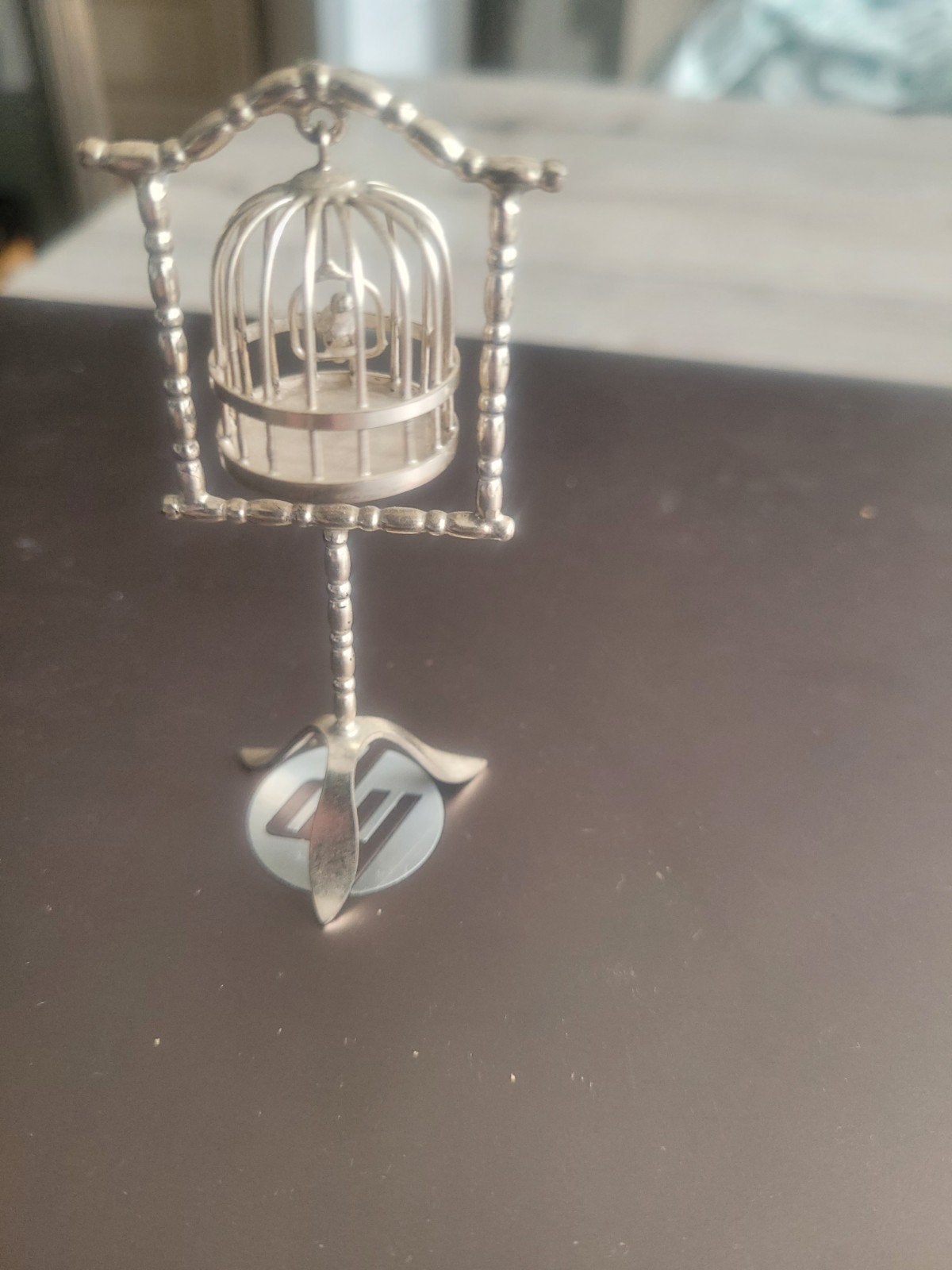 Miniatuur vogelkooi met vogel op standaard, Ophalen