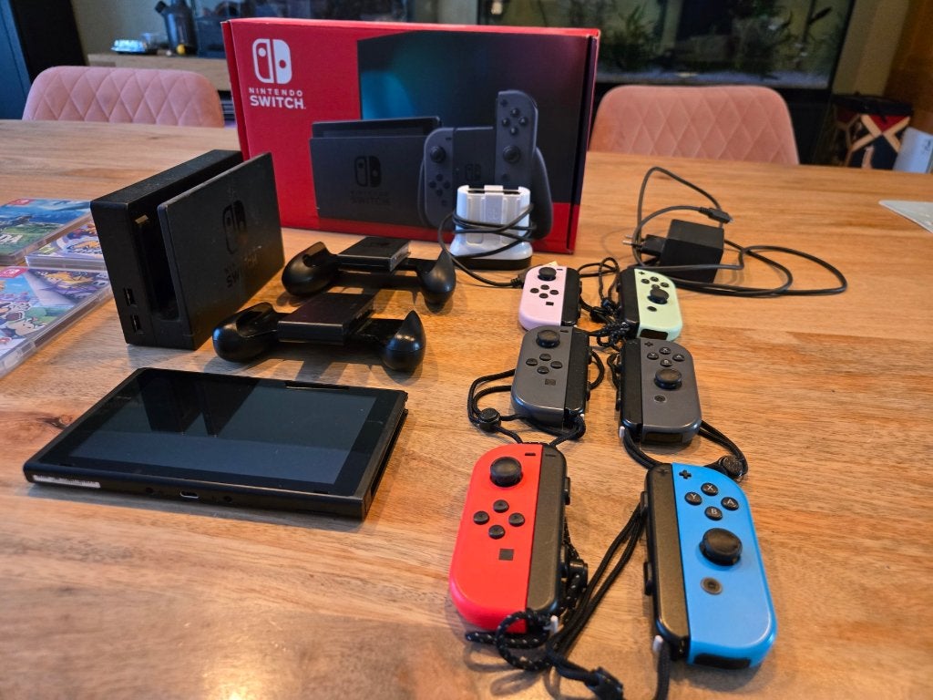 Nintendo Switch met 7 games en 6 controllers, Ophalen, Met games, Zo goed als nieuw, Switch Original