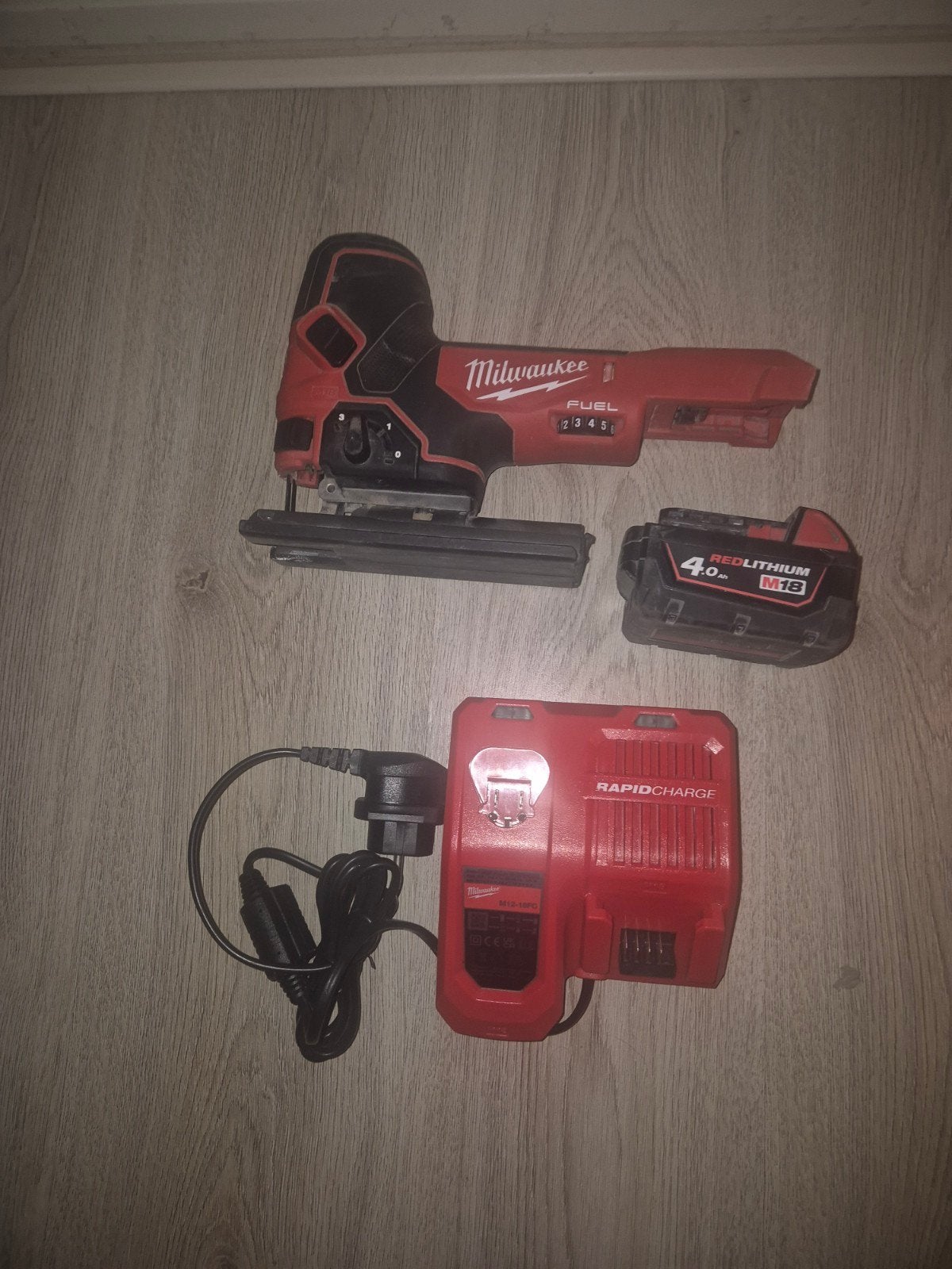 Milwaukee FUEL Decoupeerzaag met Accu en Oplader, Ophalen of Verzenden, Gebruikt
