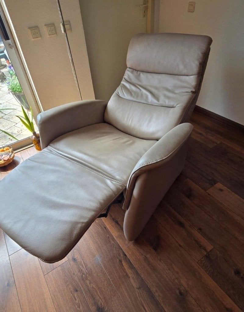 Heerlijk zittende (én liggende) sta-op-stoel van Hukla, Huis en Inrichting, Fauteuils, Ophalen, 75 tot 100 cm, Leer, 75 tot 100 cm
