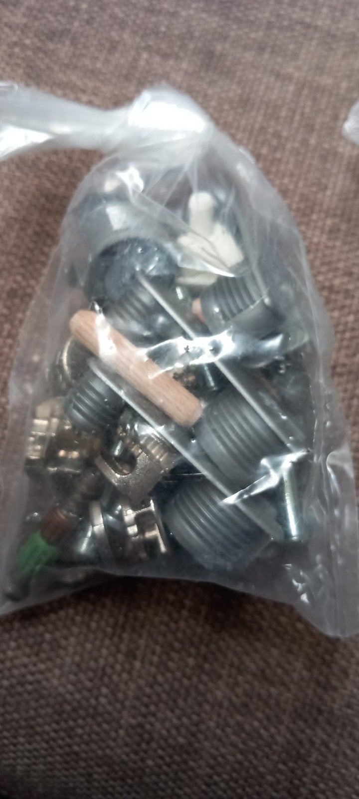 GRATIS Diverse bevestigingsmaterialen, pluggen, meubelbeslag, Doe-het-zelf en Verbouw, Ophalen of Verzenden, Gebruikt, Minder dan 50 mm