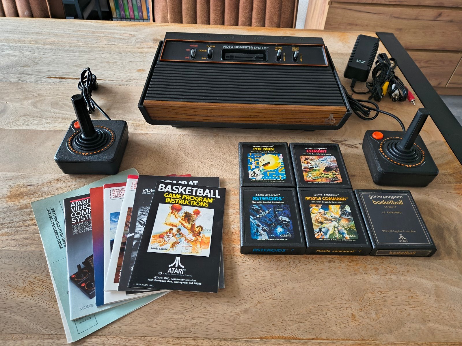 Atari 2600 4 switch Woody met AVmod en 5 Games., Spelcomputers en Games, Spelcomputers | Atari, Met games, Met 2 controllers, Refurbished