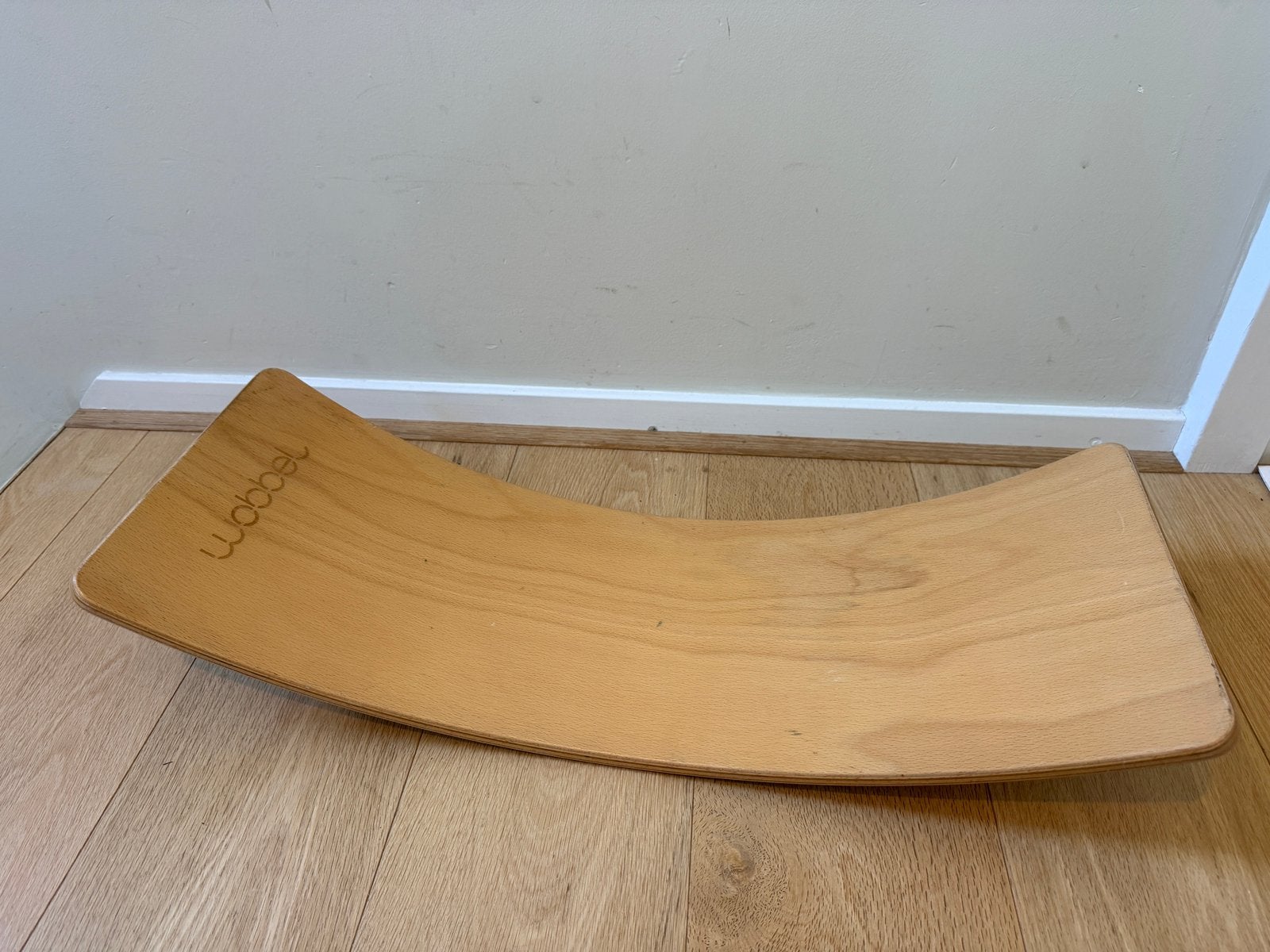 Wobbel balance board / balansbord – naturel hout