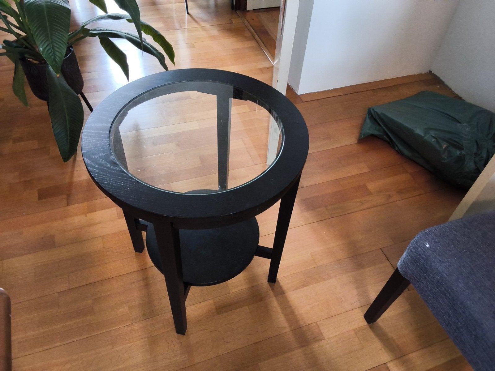 Ronde bijzettafel met glasplaat - Zwart, Huis en Inrichting, Tafels | Bijzettafels, Ophalen, Rond, Minder dan 55 cm, 45 tot 60 cm