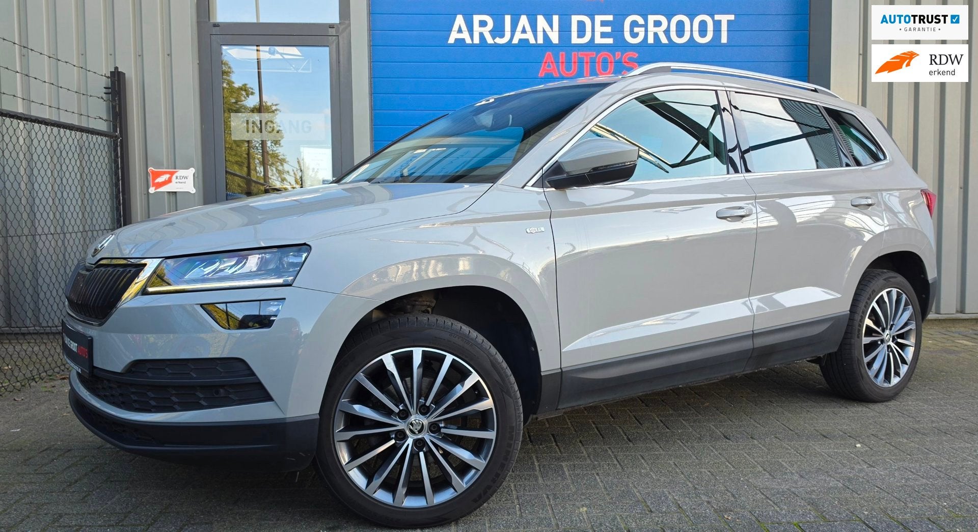 Skoda Karoq 1.0 TSI Navi Camera Cruise Keyless Carplay® Ele, Auto's, Voorwielaandrijving, Stof, Gebruikt, Zwart
