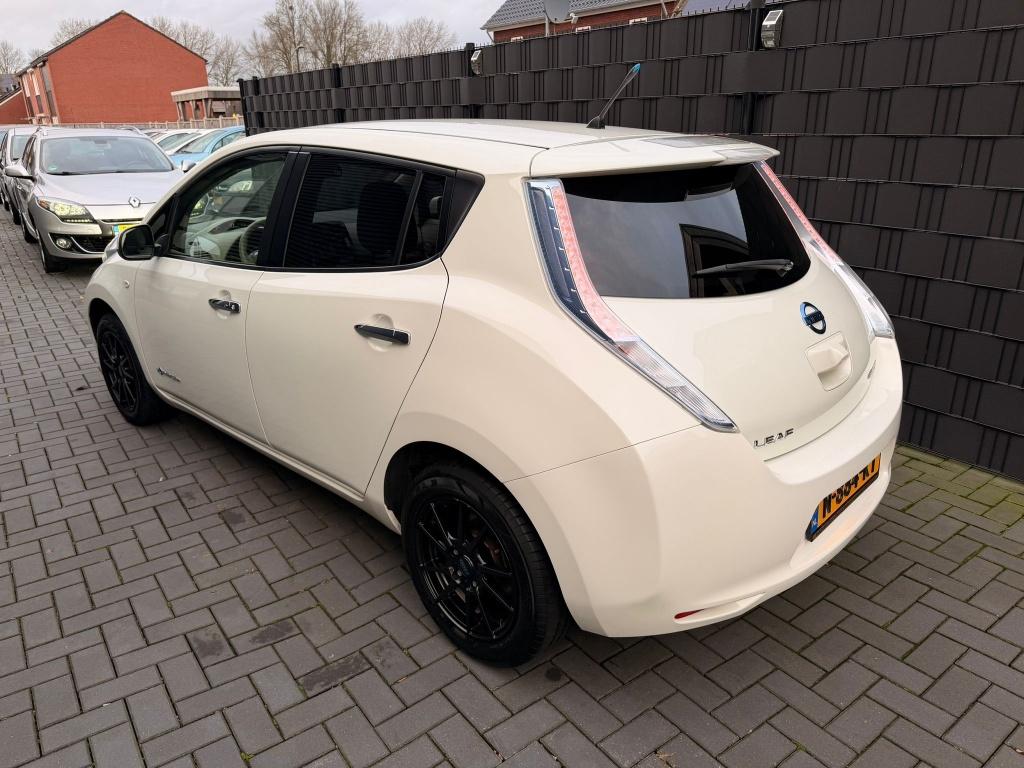 Nissan Leaf Base 24 kWh| WIT| ZERO EMISSIE| VELE OPTIES| LM, Auto's, Automaat, Gebruikt, 199 km, Stoelverwarming