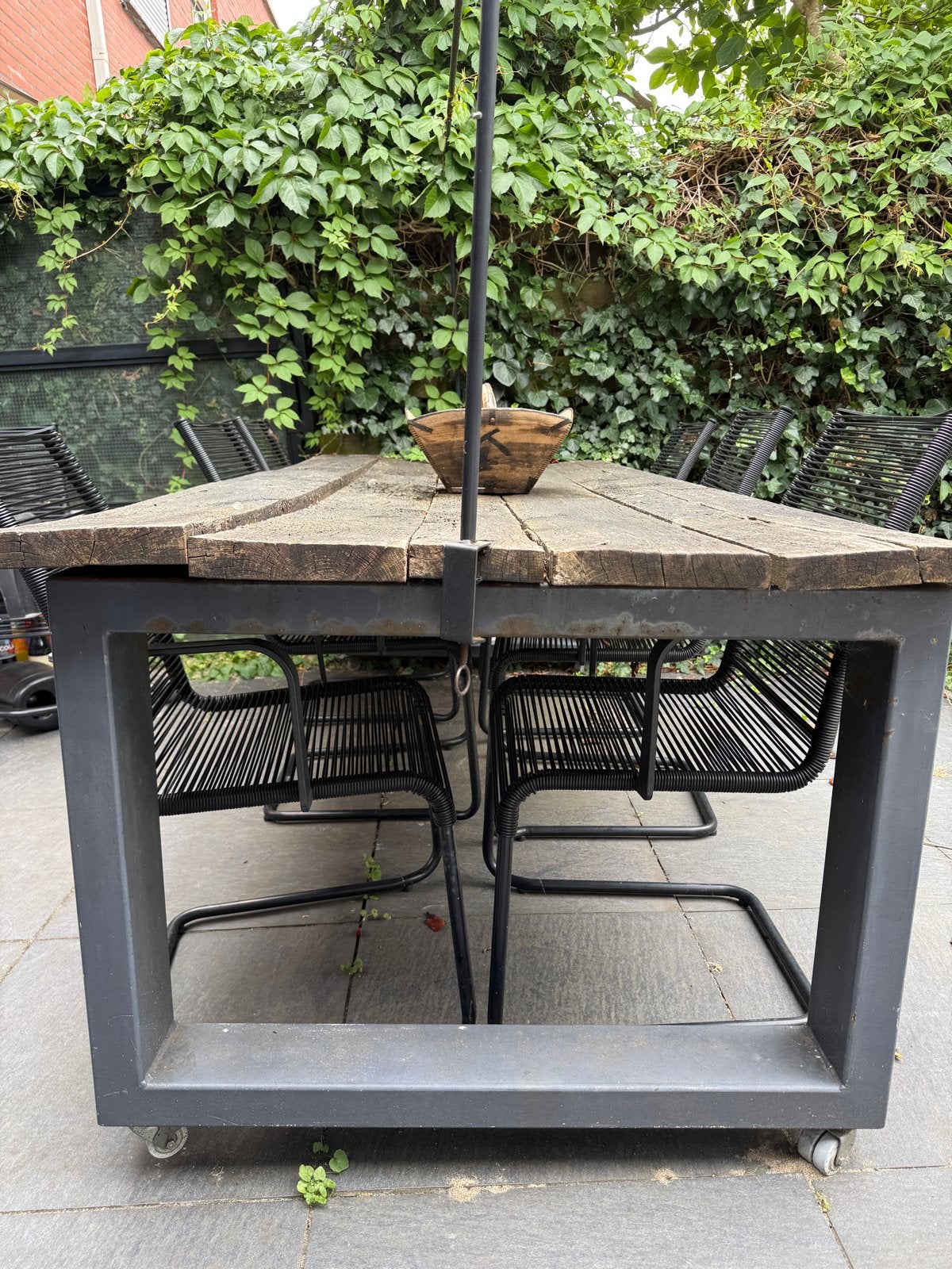Robuuste tuintafel met metalen onderstel en wielen, Tuin en Terras, Tuintafels, Gebruikt, Rechthoekig, Hout, Ophalen