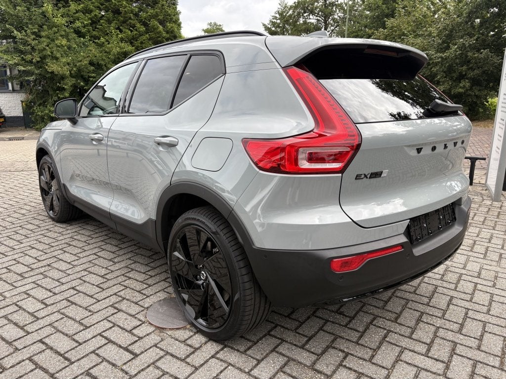 Volvo EX40 Single Extended Range Plus Black Edition | Schuif, Auto's, Dealer onderhouden, Zwart, 24 maanden, 2075 kg