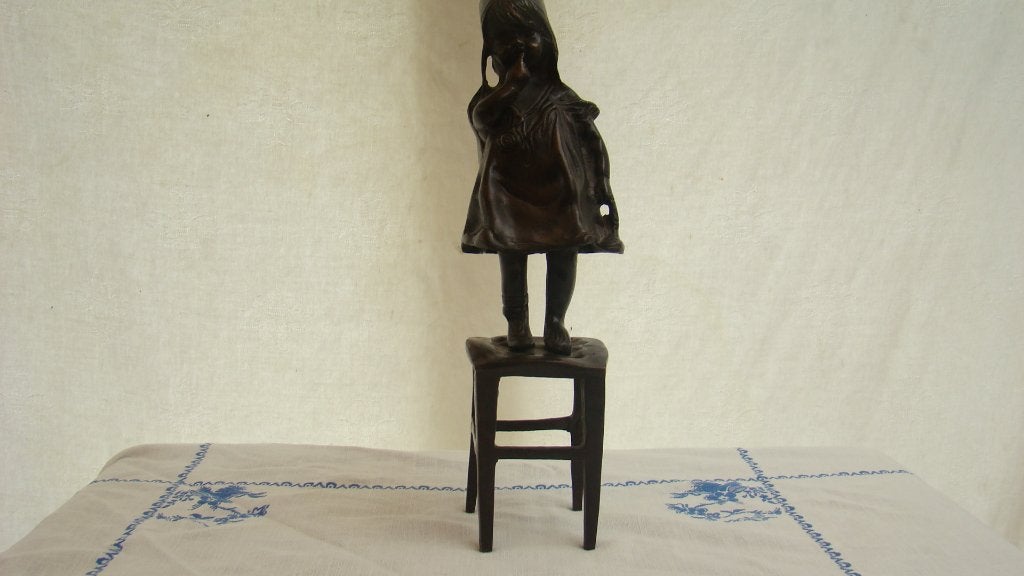 Bronzen beeldje van meisje op krukje, Ophalen of Verzenden, 20 - 50 cm, Beeld, Bruin