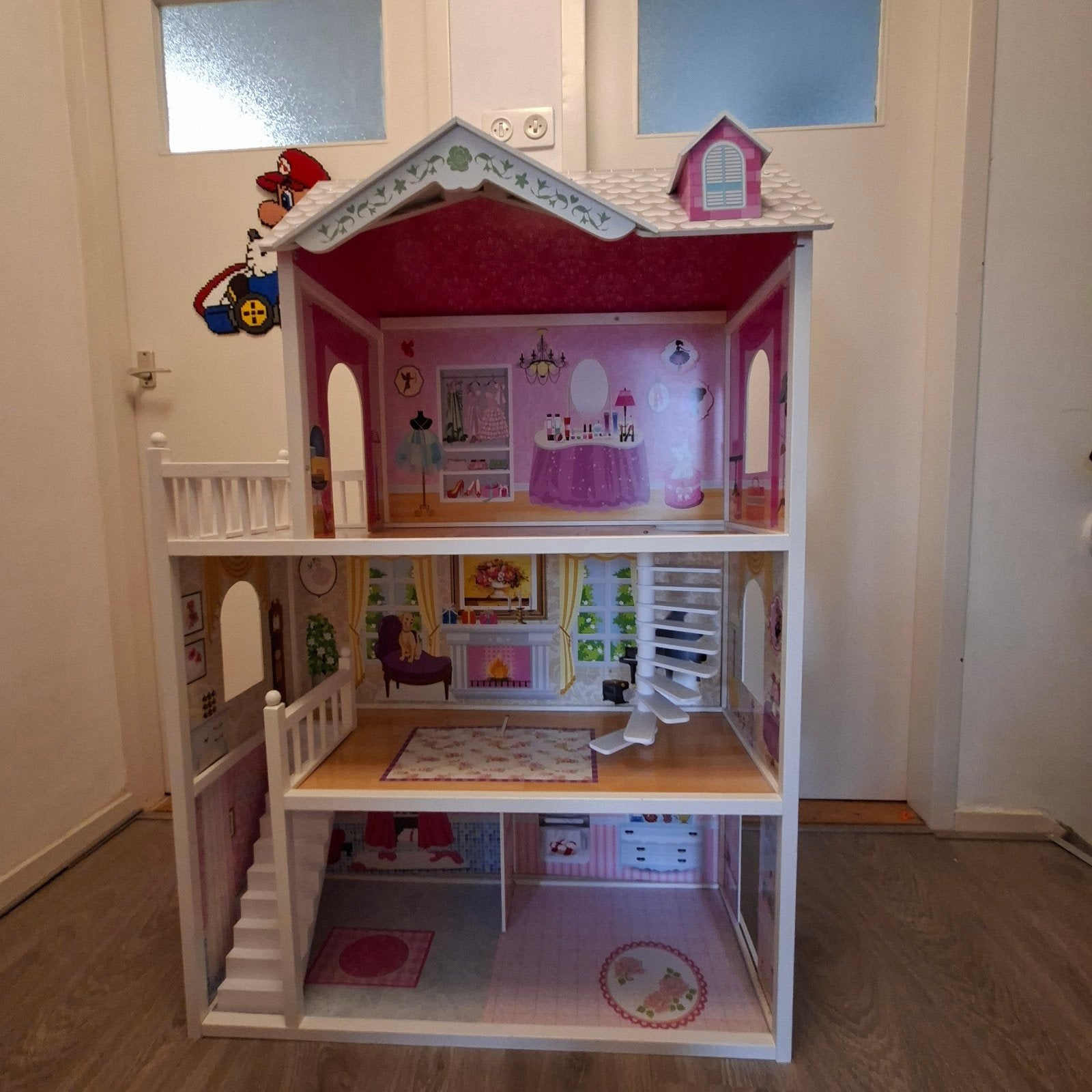 Groot houten poppenhuis met Barbies en extra's, Ophalen, Zo goed als nieuw, Poppenhuis