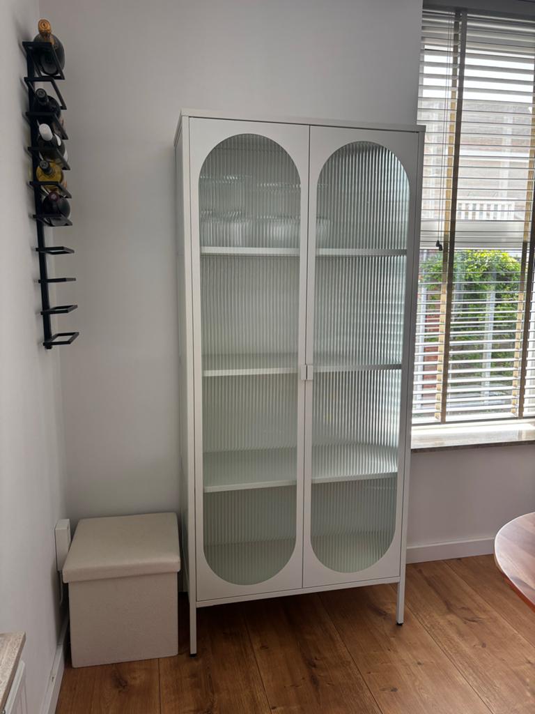 Stijlvolle witte vitrinekast - NOUS living, Ophalen, 50 tot 100 cm, Zo goed als nieuw, Metaal