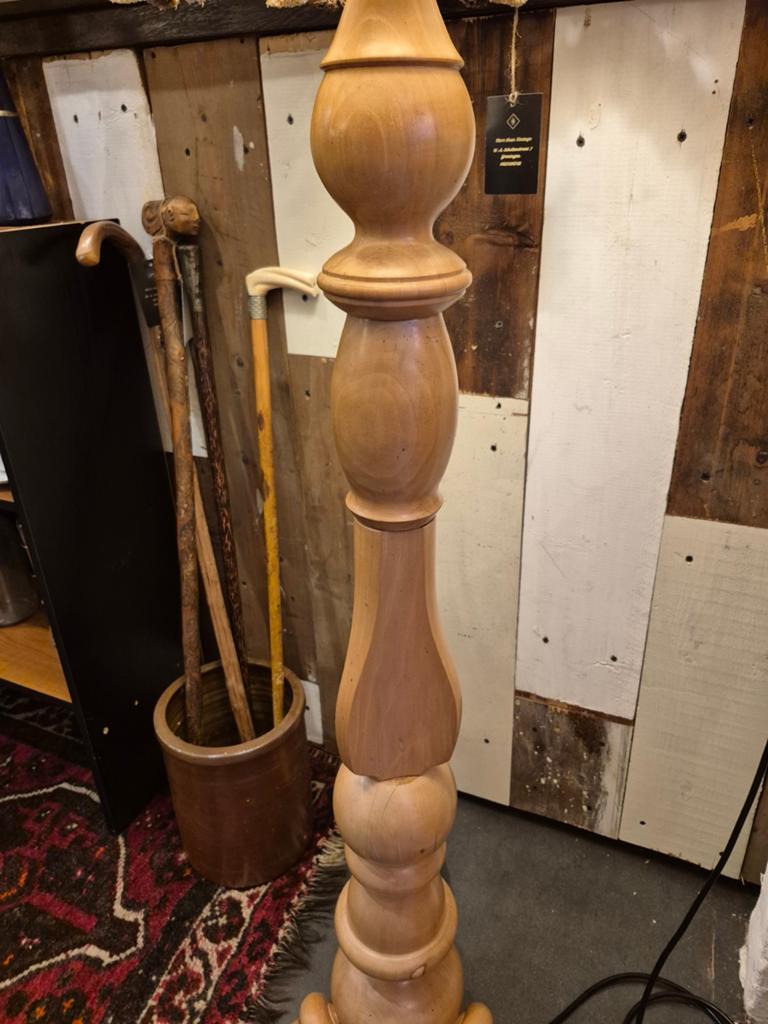 Vintage staande lamp met kwastjes en houten voet, Antiek en Kunst, Ophalen