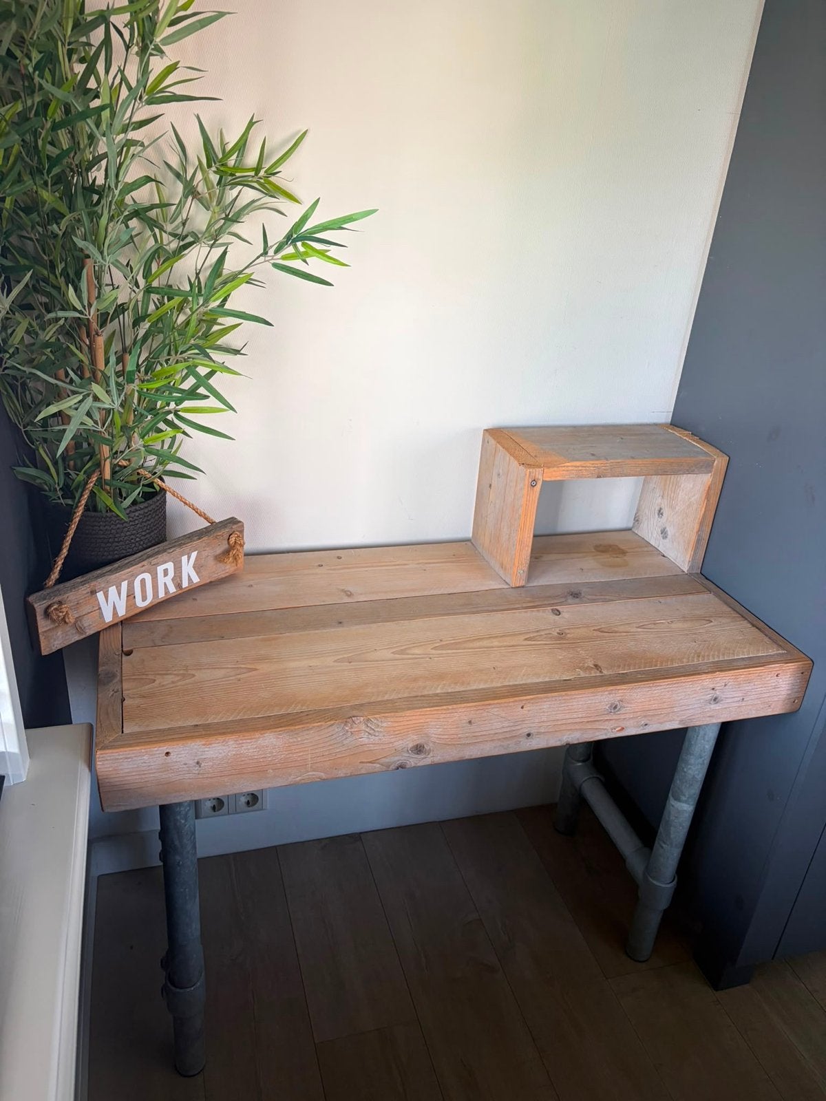 Steigerhouten bureau met steigerbuizen frame (105x50x75cm), Huis en Inrichting, Bureaus, Ophalen, Overige typen, Gebruikt, Hout