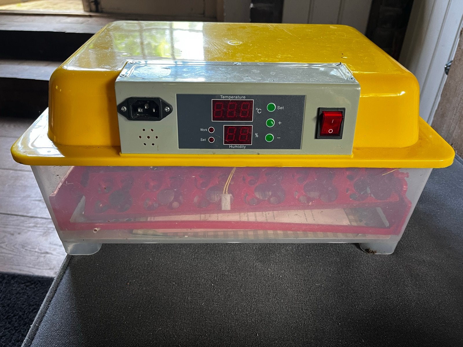 Volautomatische Broedmachine voor 24 eieren, Ophalen, Zo goed als nieuw, Broedmachine