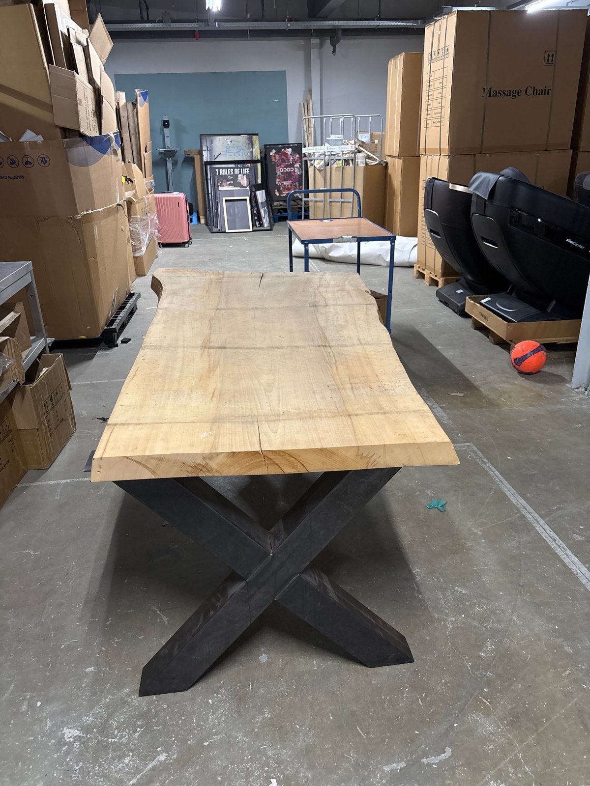 Robuuste eettafel met boomstam blad en metalen onderstel, Zo goed als nieuw, 150 tot 200 cm, Vier personen, Rechthoekig