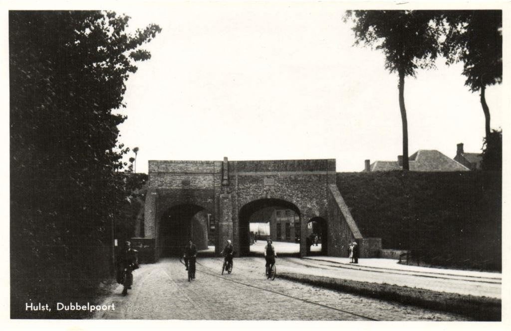 Hulst, Dubbelpoort - fietsers - ongelopen, Ophalen of Verzenden, 1940 tot 1960, Ongelopen, Zeeland