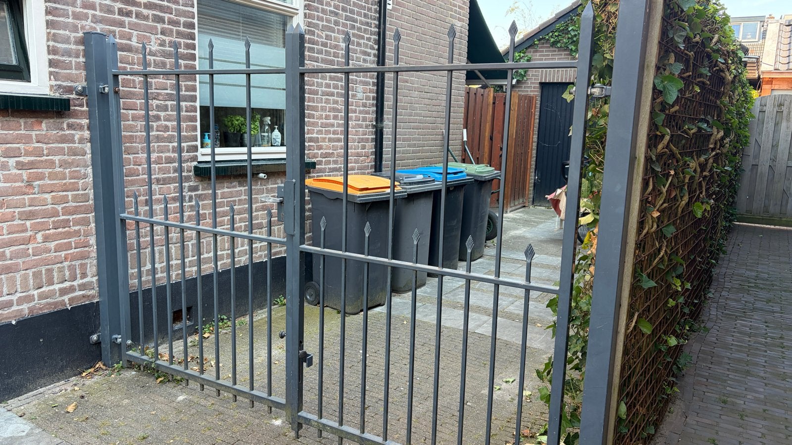 Stevig ijzeren sierhekwerk met poort, Ophalen, Met poort, Gebruikt, Sierhekwerk