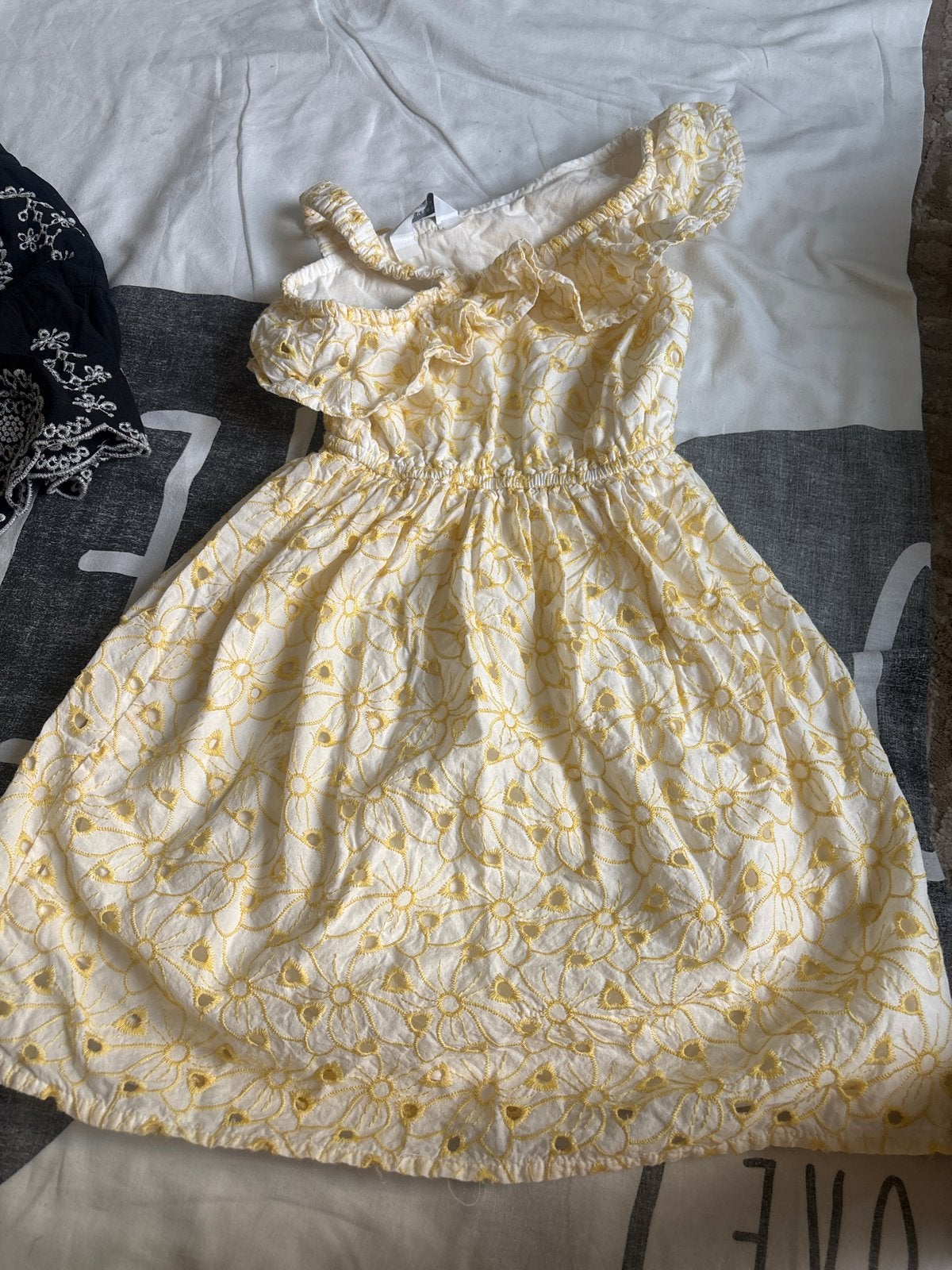 Primark Gele Geborduurde meisjes jurk maat134, Ophalen of Verzenden, Zo goed als nieuw, Meisje, Jurk of Rok