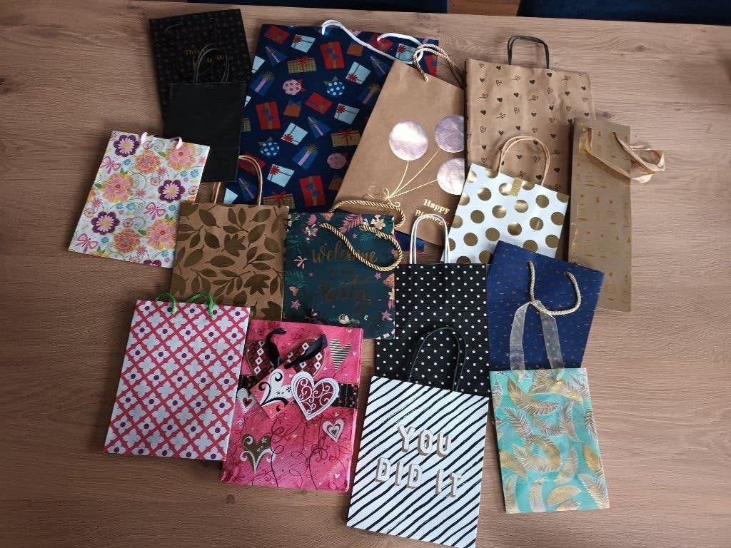 29 cadeautasjes cadeau tasjes tasje cadeauverpakking tas, Ophalen of Verzenden, Zo goed als nieuw