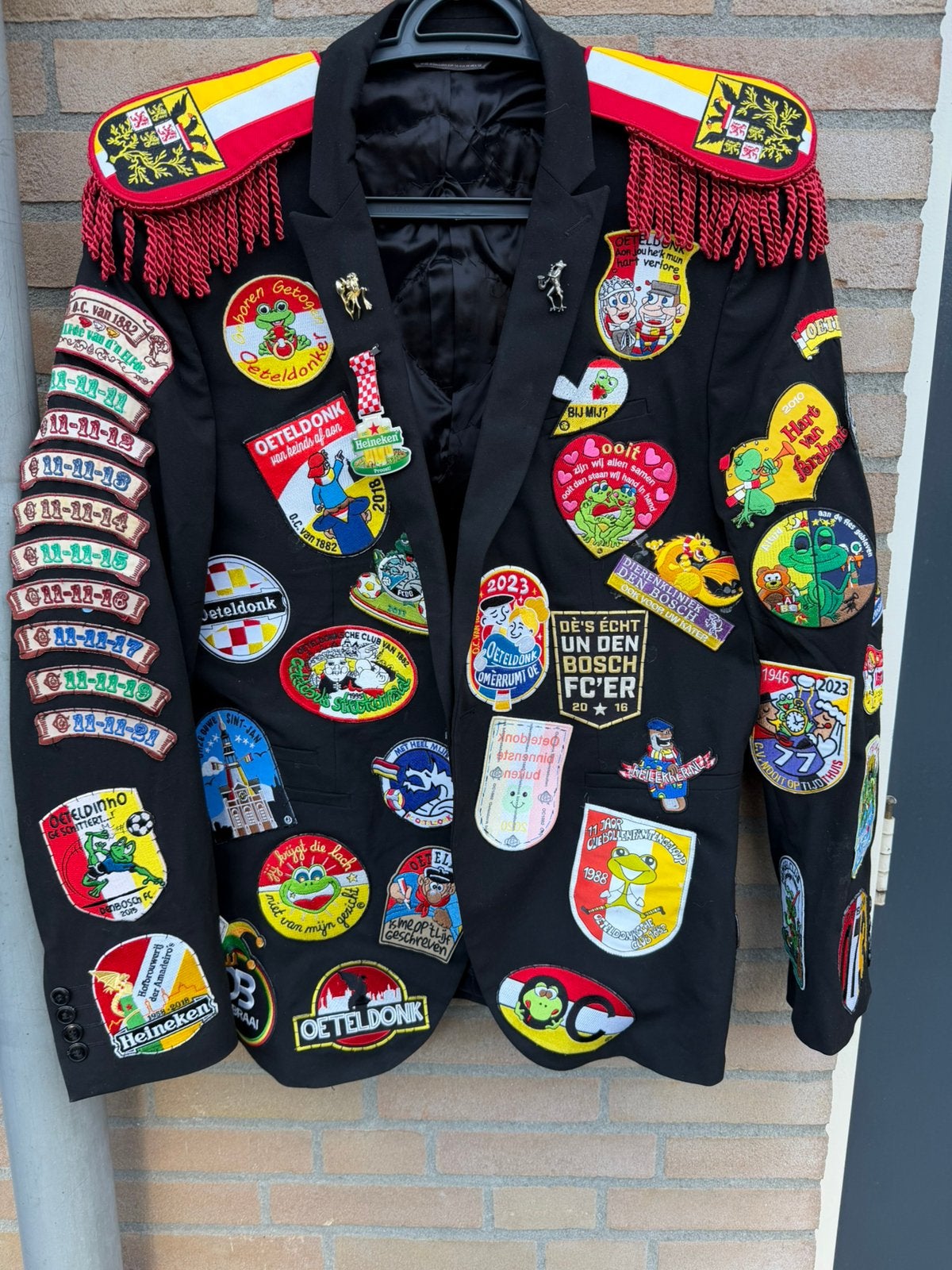 Oeteldonk carnaval jas maat L vol emblemen, Kleding | Heren, Ophalen, Zo goed als nieuw, Maat 52/54 (L)