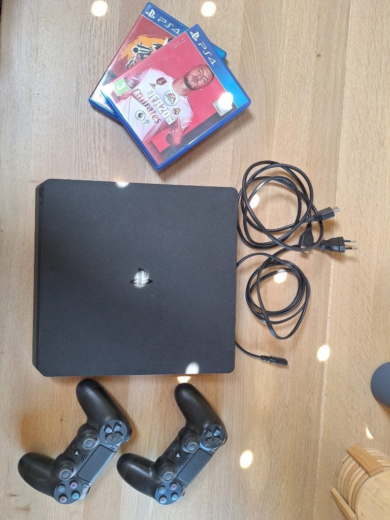 Playstation 4 1TB met 2 spellen, Ophalen, Met games, Met 2 controllers, Zo goed als nieuw