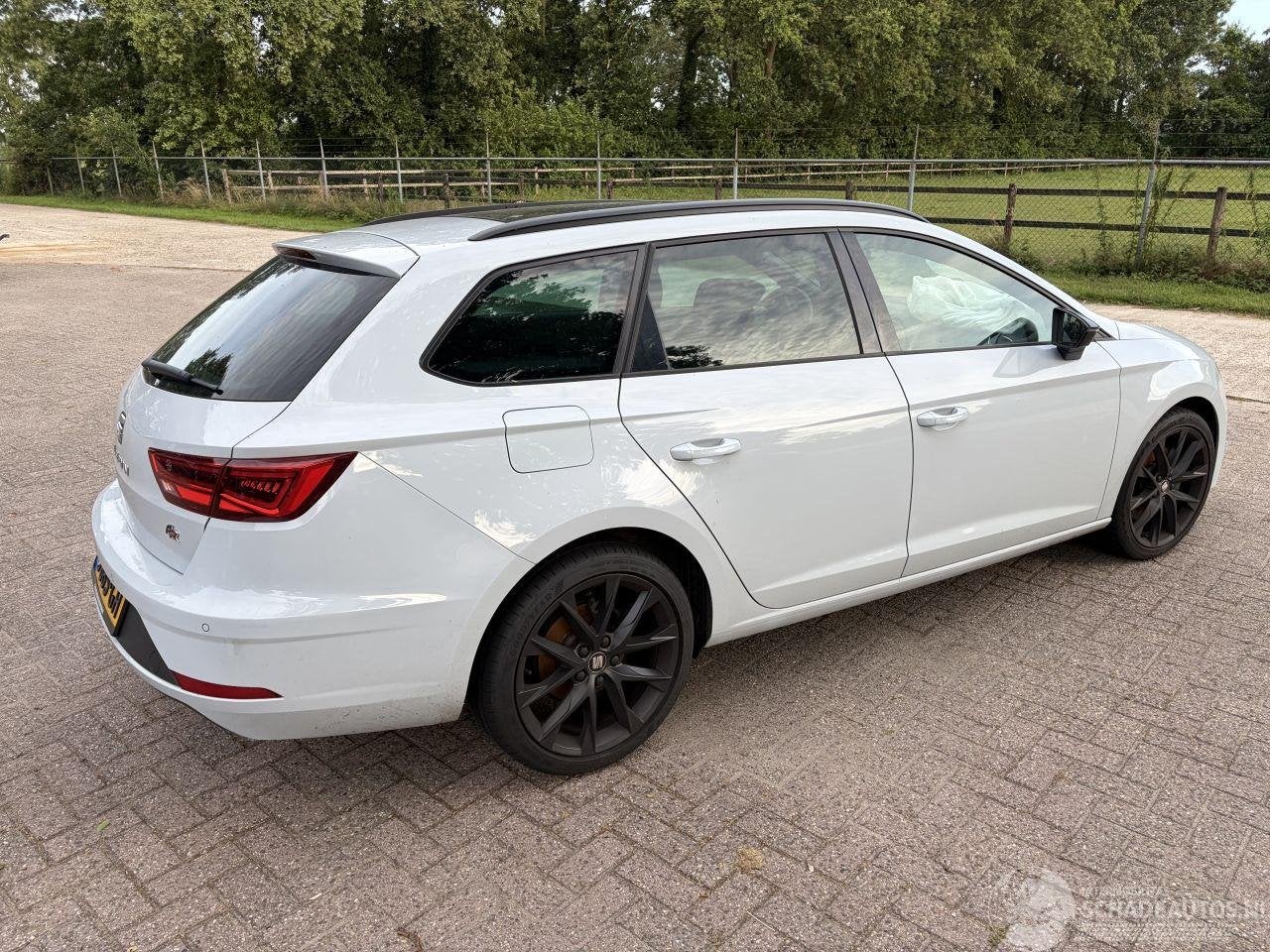 SEAT Leon 1.5 FR SPORTSTOURER (bj 2020, automaat), Auto diversen, Schadeauto's, Automaat, 1498 cc, Stationwagon, Service@seat.de
