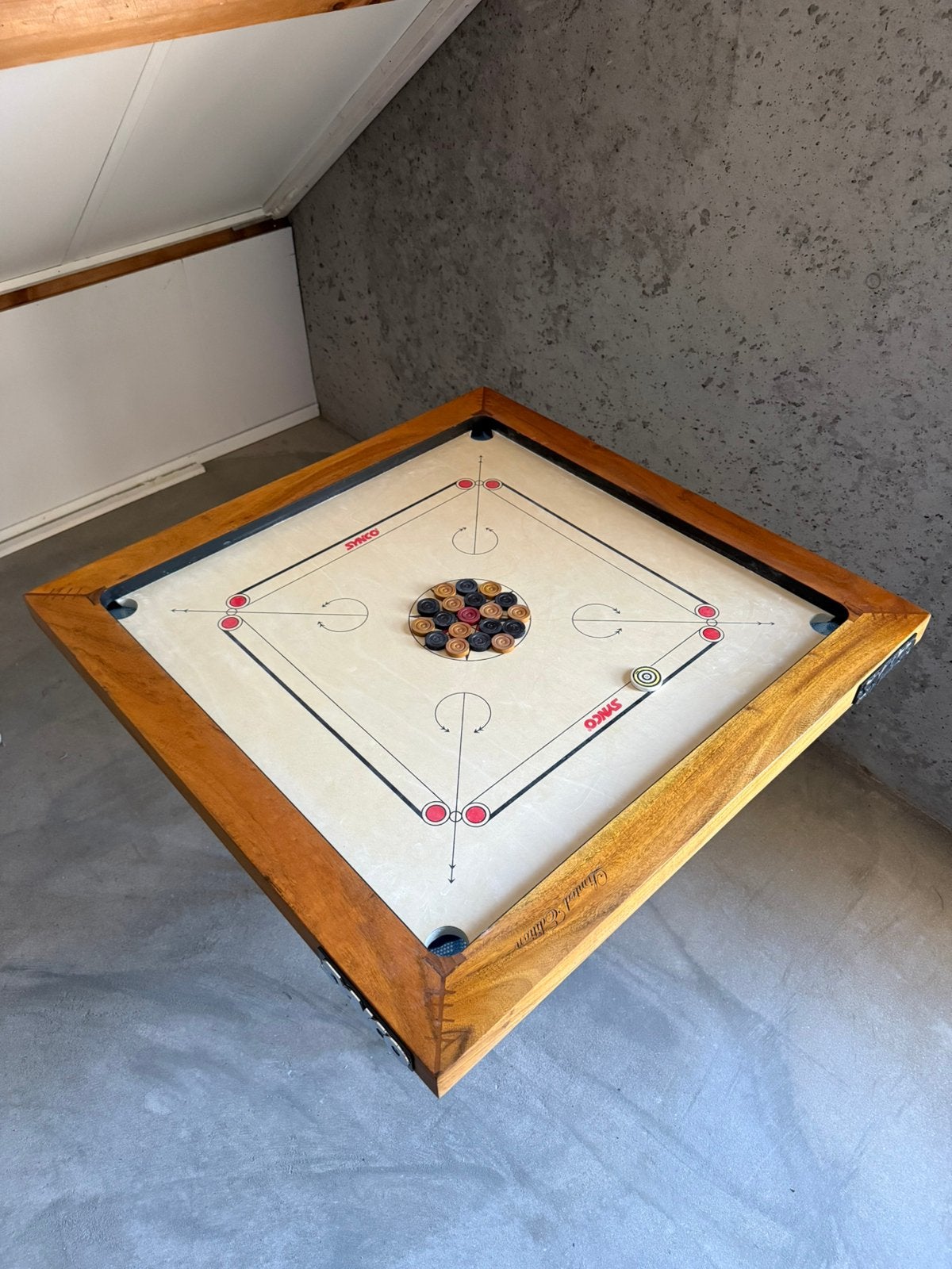 Origineel SYNCO Carrom Bord – Compleet met Standaard, Ophalen of Verzenden, Zo goed als nieuw, Overige typen