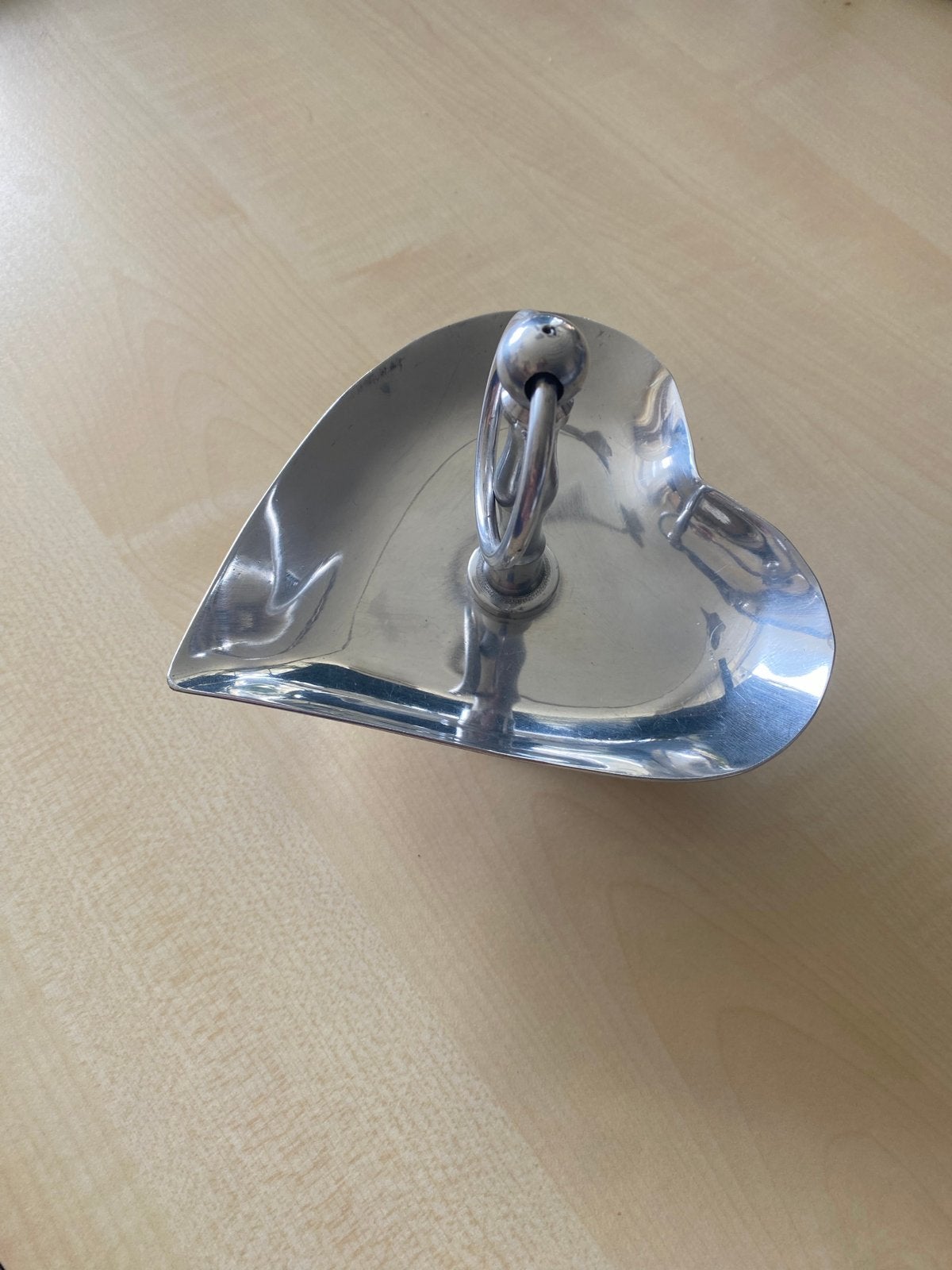 Hartvormige metalen schaal met handvat, Met handvatten, Schaal, Ophalen of Verzenden, Zo goed als nieuw