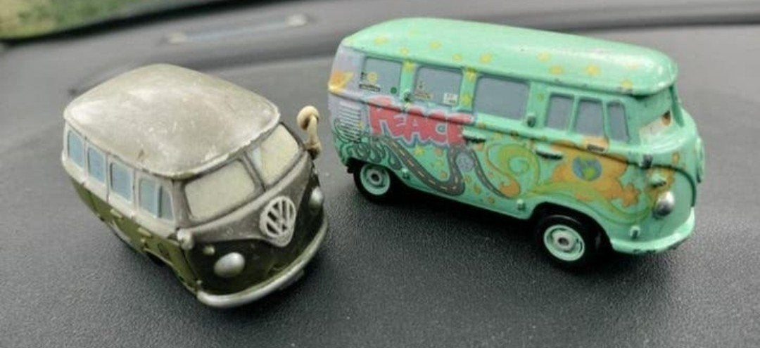 Twee VOLKSWAGEN t1 TRANSPORTERS, €2/43 CARS DISNEY PIXAR, Ophalen of Verzenden, Zo goed als nieuw, Auto, Overige merken